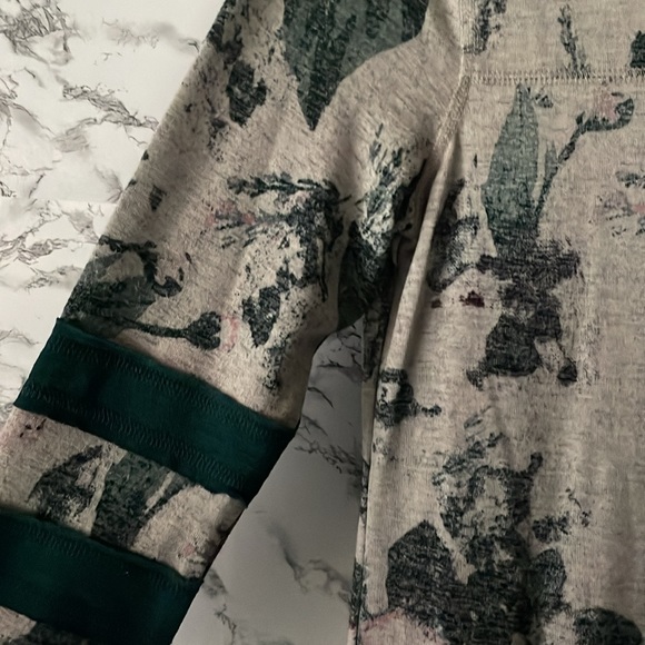 Maurices size small NWT jade/gray floral print knit top. - Picture 3 of 6